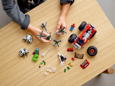 LEGO Spider-Man's monstertruck vs. Mysterio (76174)