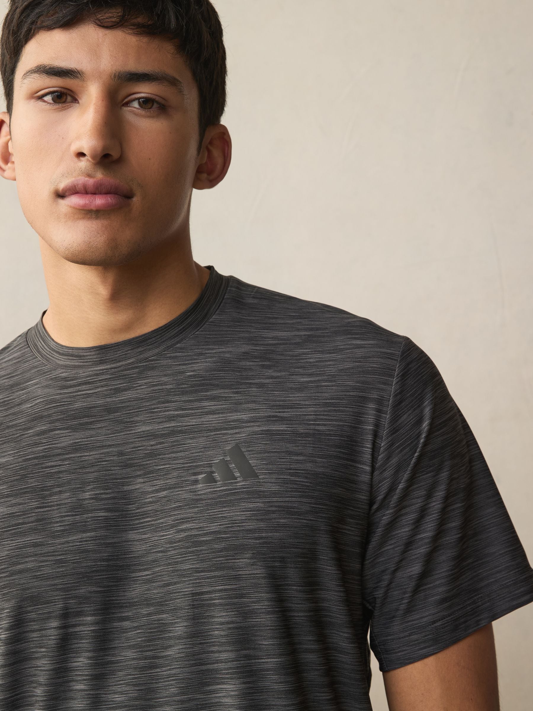 Grijs en zwart - adidas Train Essentials trainingsshirt met stretch