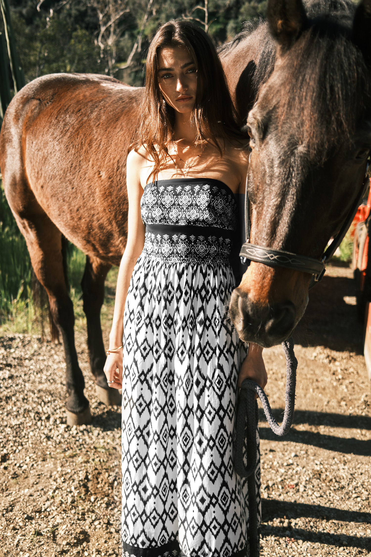 Robe tube maxi sans manches géométrique noire et blanche