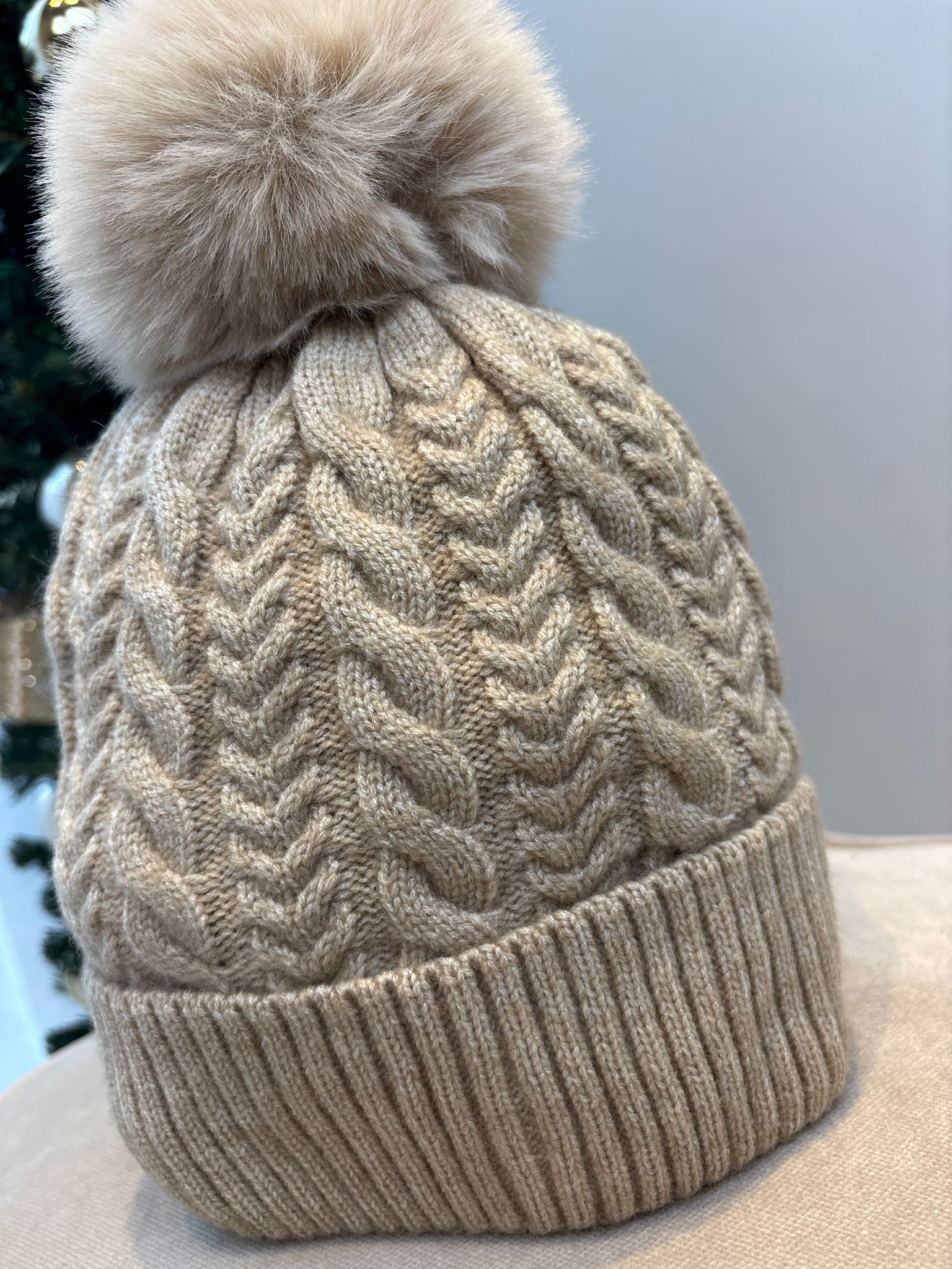 Kabel Muts Met Pom Beige
