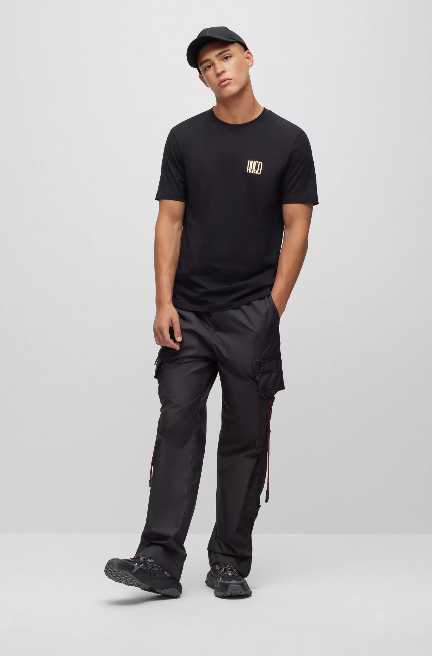Camiseta HUGO de algodão vermelho com logo da nova temporada no peito.