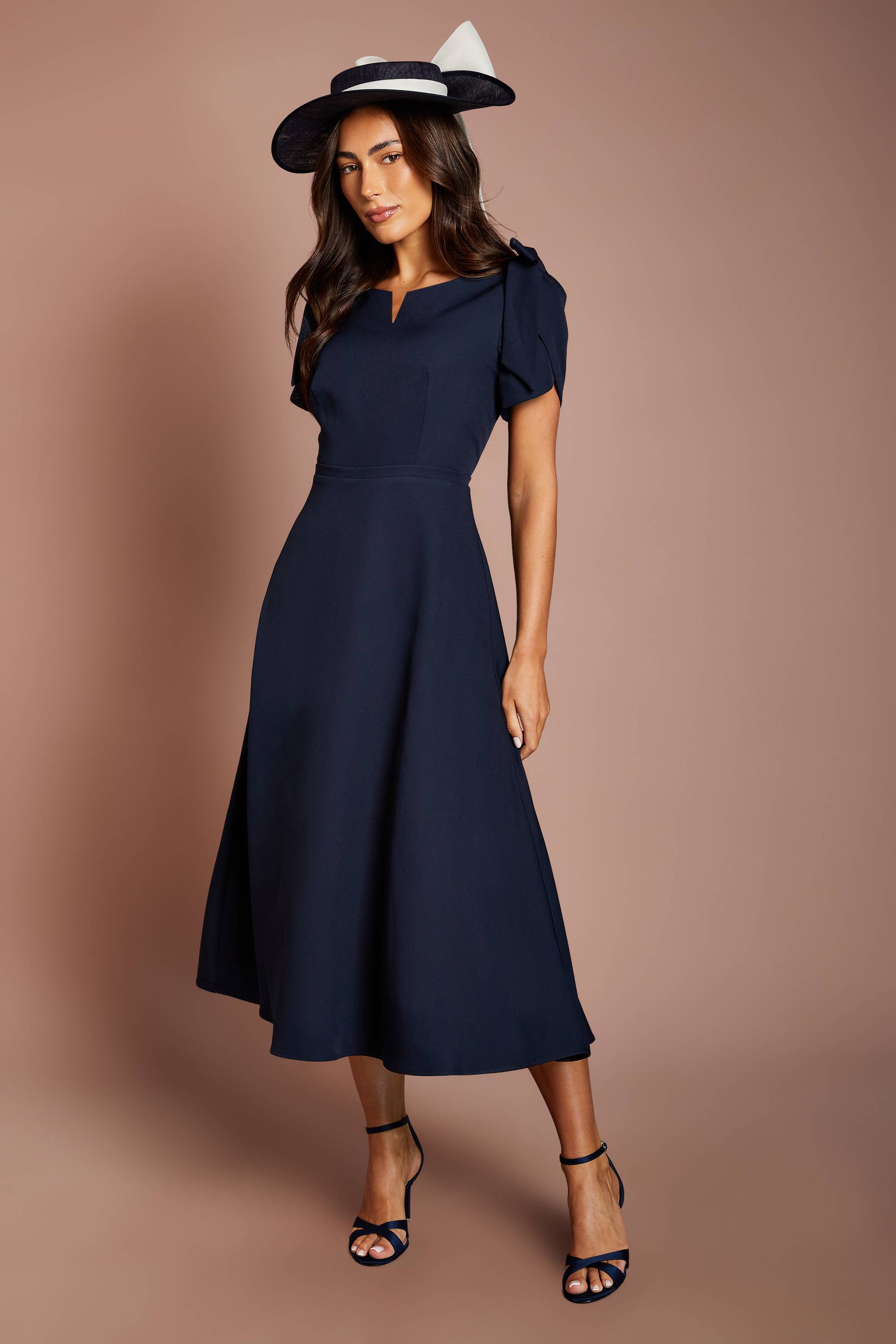 Coast Robe Midi Lisa En Crêpe Tan Avec Nœuds Aux Épaules Et Jupe Ample