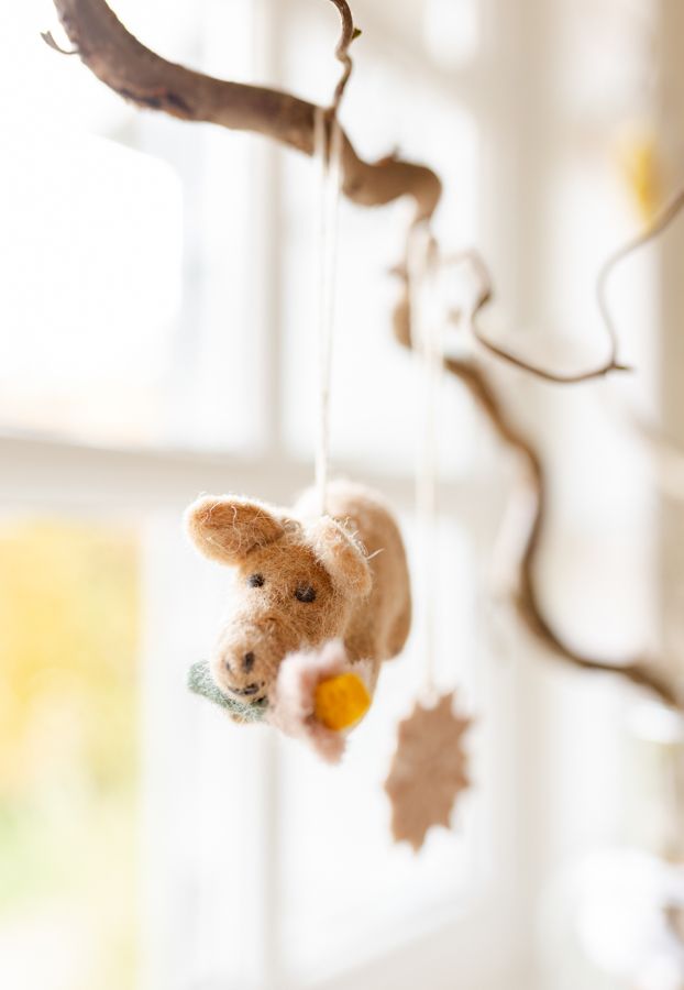 Hanger, vilt, biggetje met een bloem