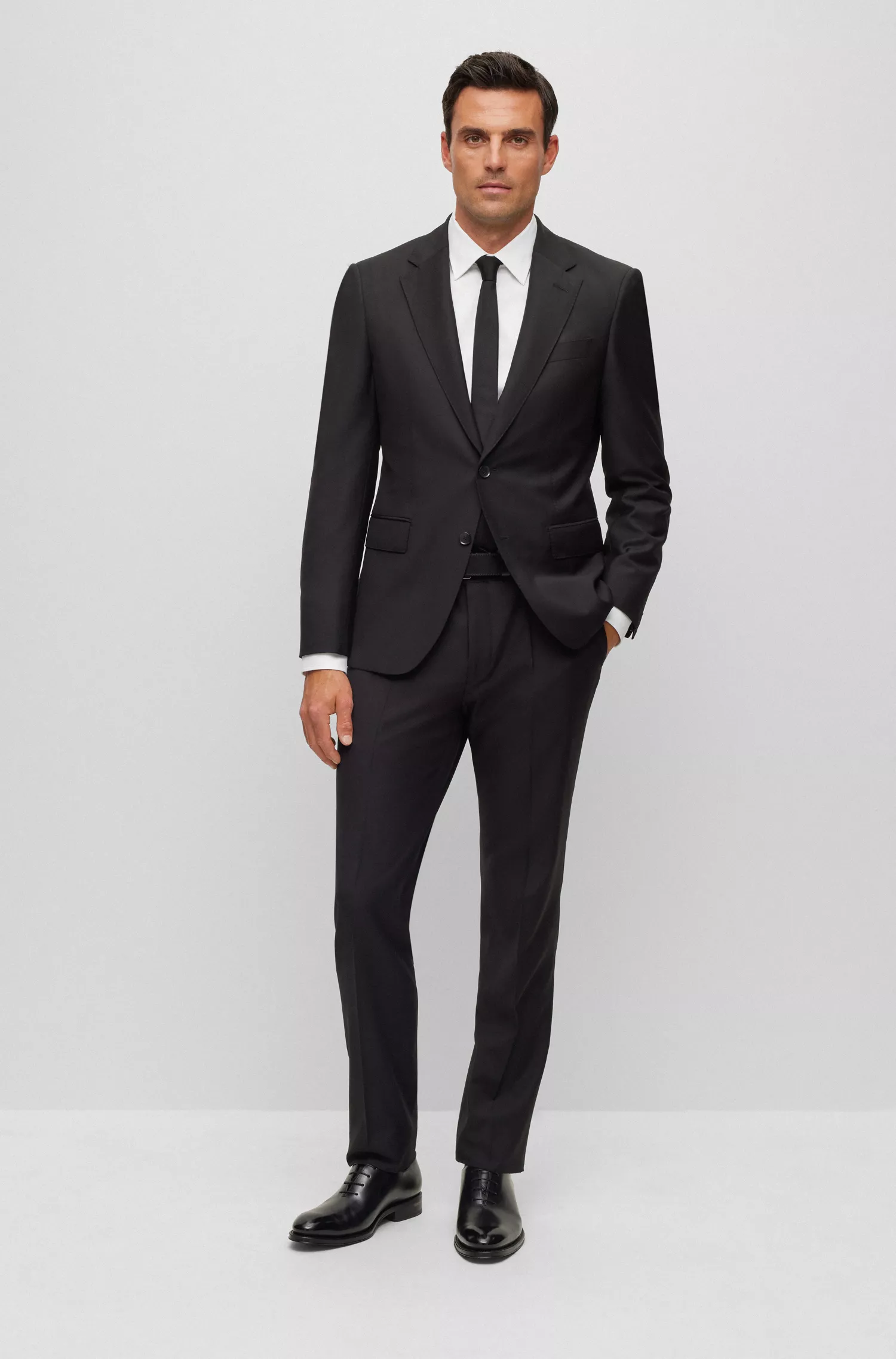 Camisa BOSS cor camelo, corte slim, em algodão estruturado com elastano, fabricada na Itália.