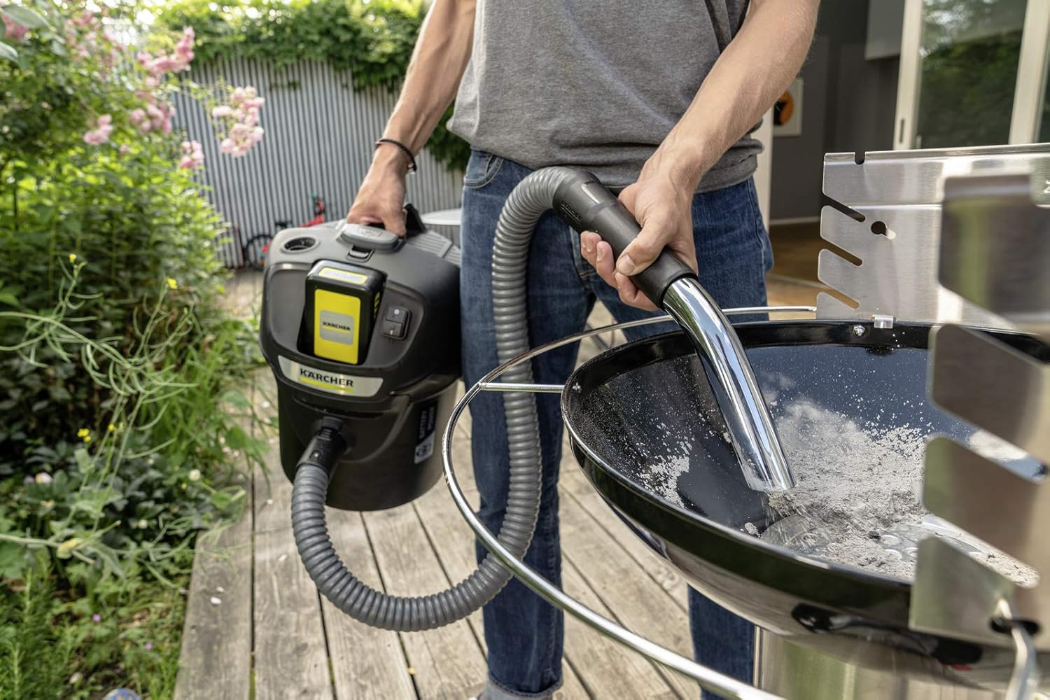 Kärcher 18 V Akku-Asche- und Trockensauger AD 2 für Kamin- und Pelletöfen, 1-teiliger Filter, Saugschlauch, 14 l, 230 W & Starter Kit 18/50, 5 Ah Akku
