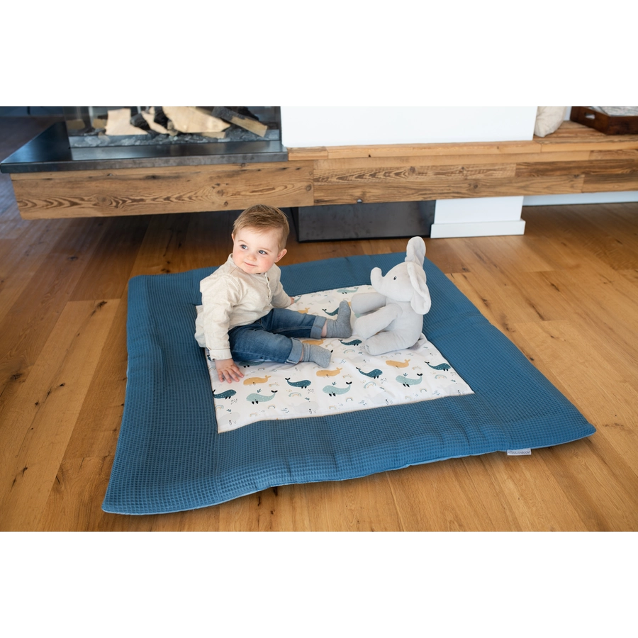 Ullenboom Krabbeldecke Waffelpique Motiv blau Wale 100x100 cm