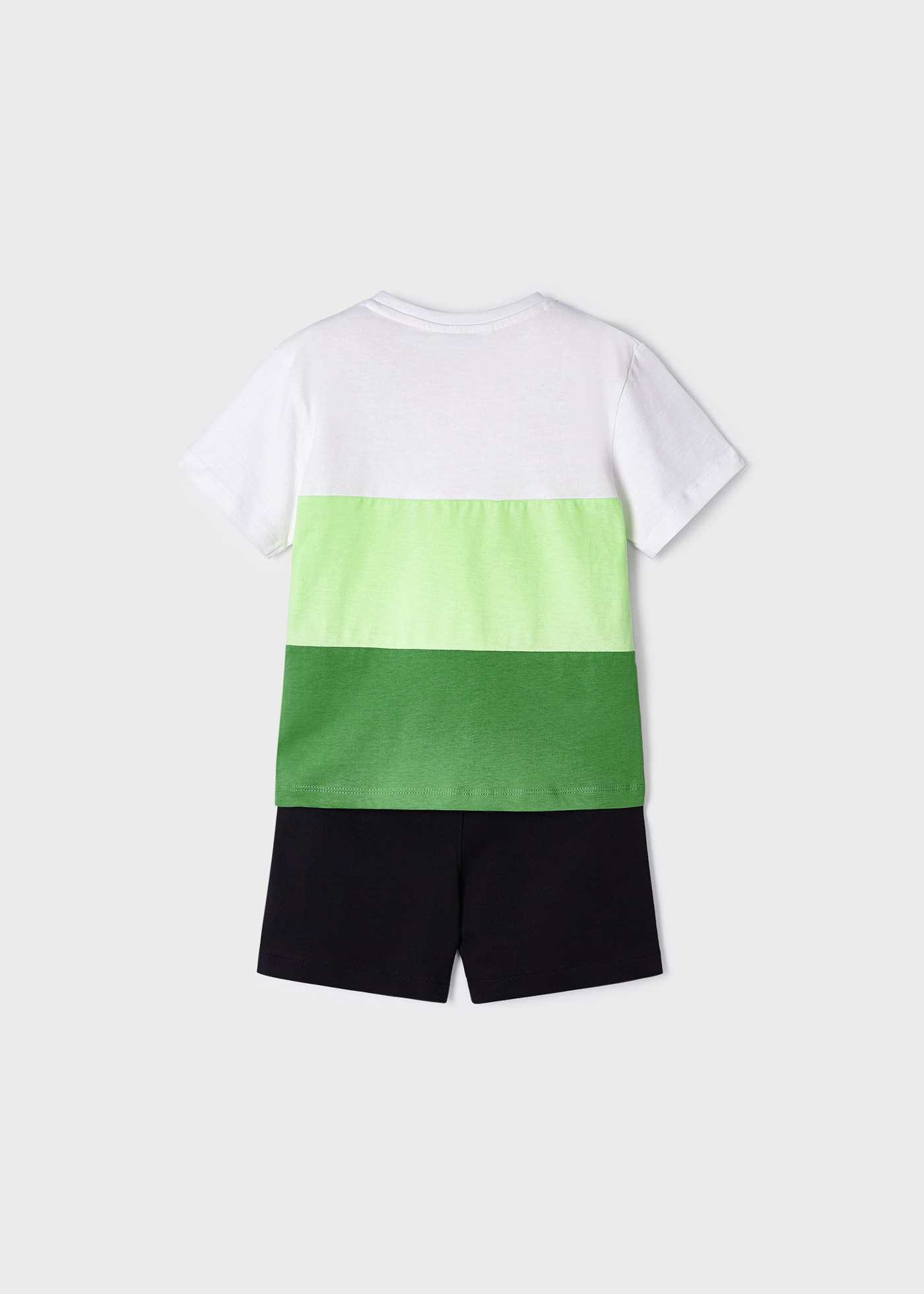 Conjunto infantil masculino com estampa em algodão sustentável.