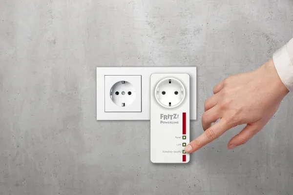 AVM FRITZ!Powerline 1220E - Powerline-adaptersæt 1GbE, HomePlug AV (HPAV) 2.0, IEEE 1901 - kan sluttes til vægstik (pakke med 2)