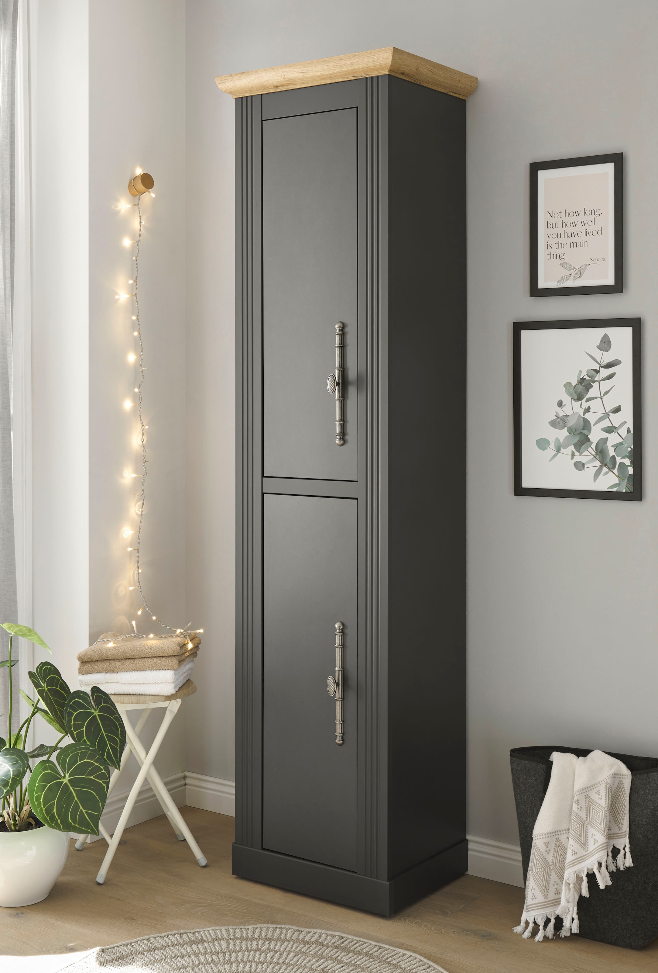Home affaire Stauraumschrank »WESTMINSTER, Badschrank im Landhausstil, Schrank mit Metallgriffen« in 2 Farben verfügbar, mit Stauraum hinter Drehtüren