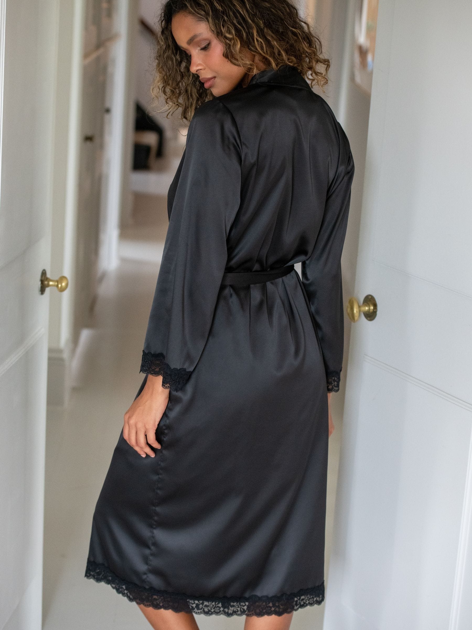 Zwart - Pour Moi Dusk Satin Kimono Sleeve Midi Gown