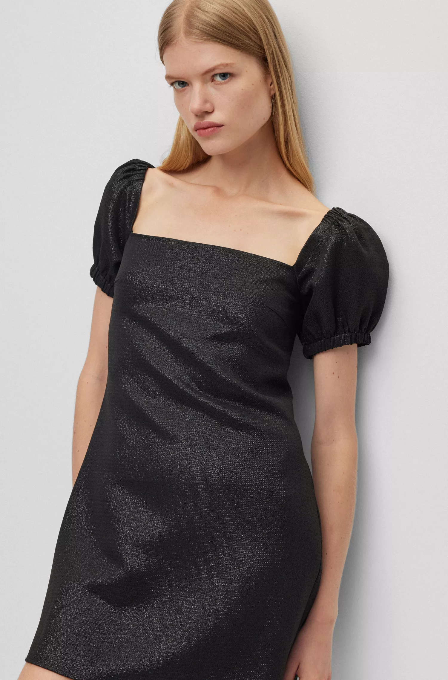 Vestido HUGO vermelho com decote quadrado em tecido com efeito brilhante.
