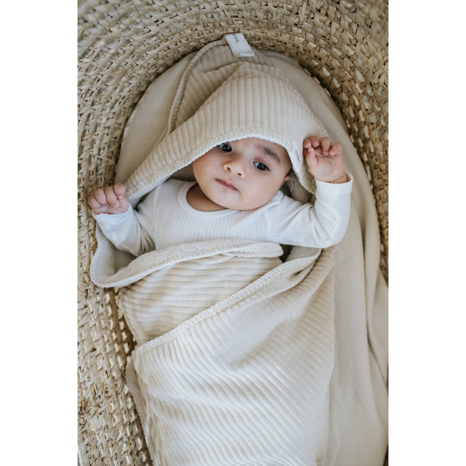 Koeka omslagdoek Vik  met teddy sand