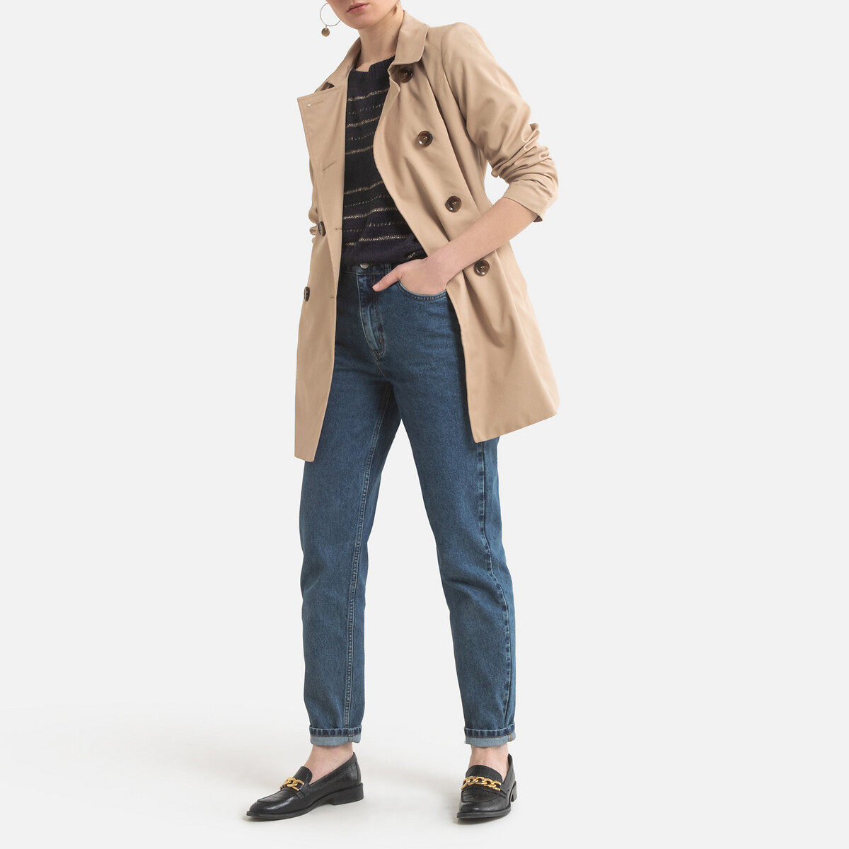 SOMENTE<br>Trench coat com fechamento por botões e cinto para amarrar