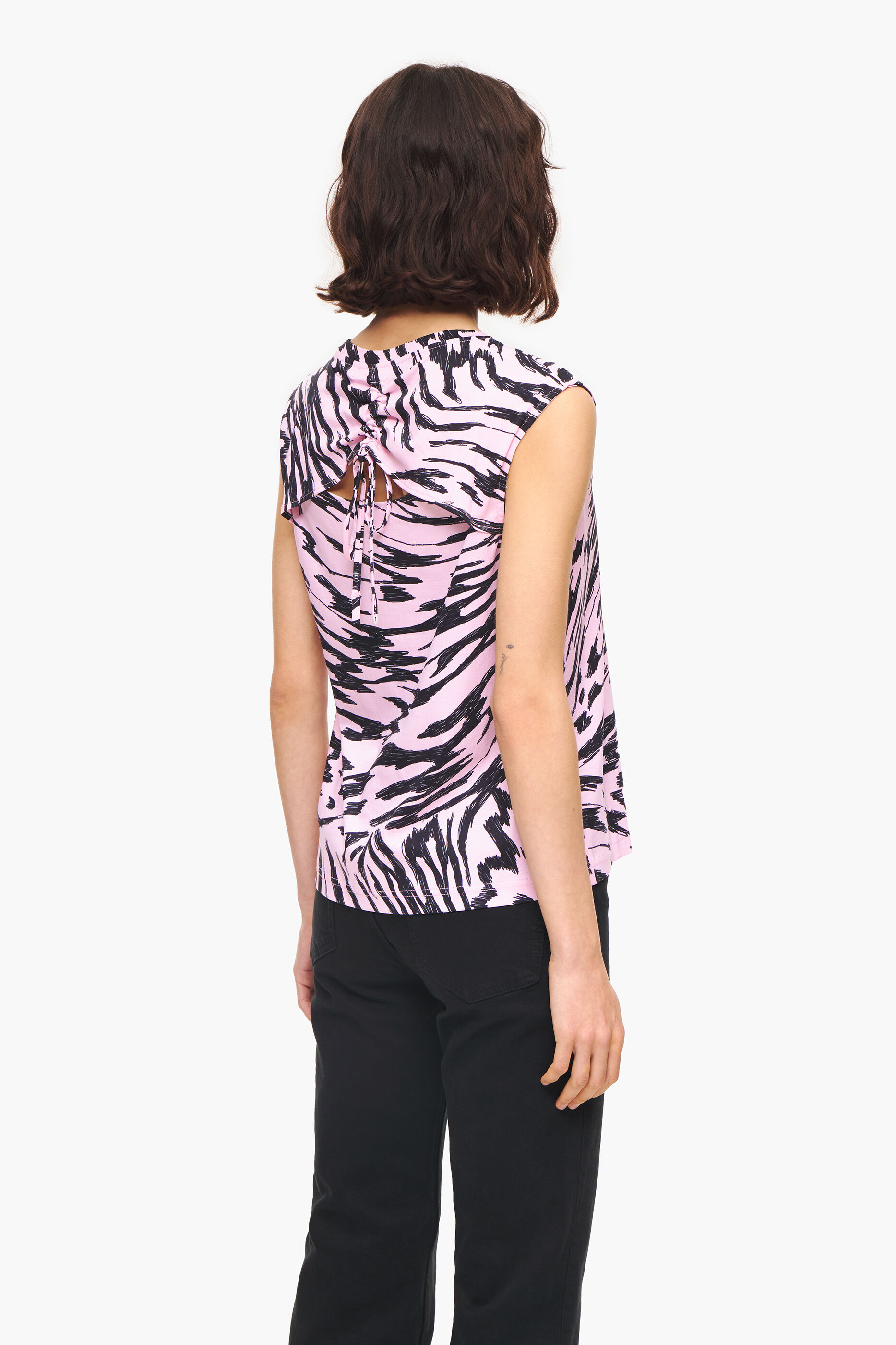 Camiseta de algodão bicolor rosa com estampa de asa de borboleta