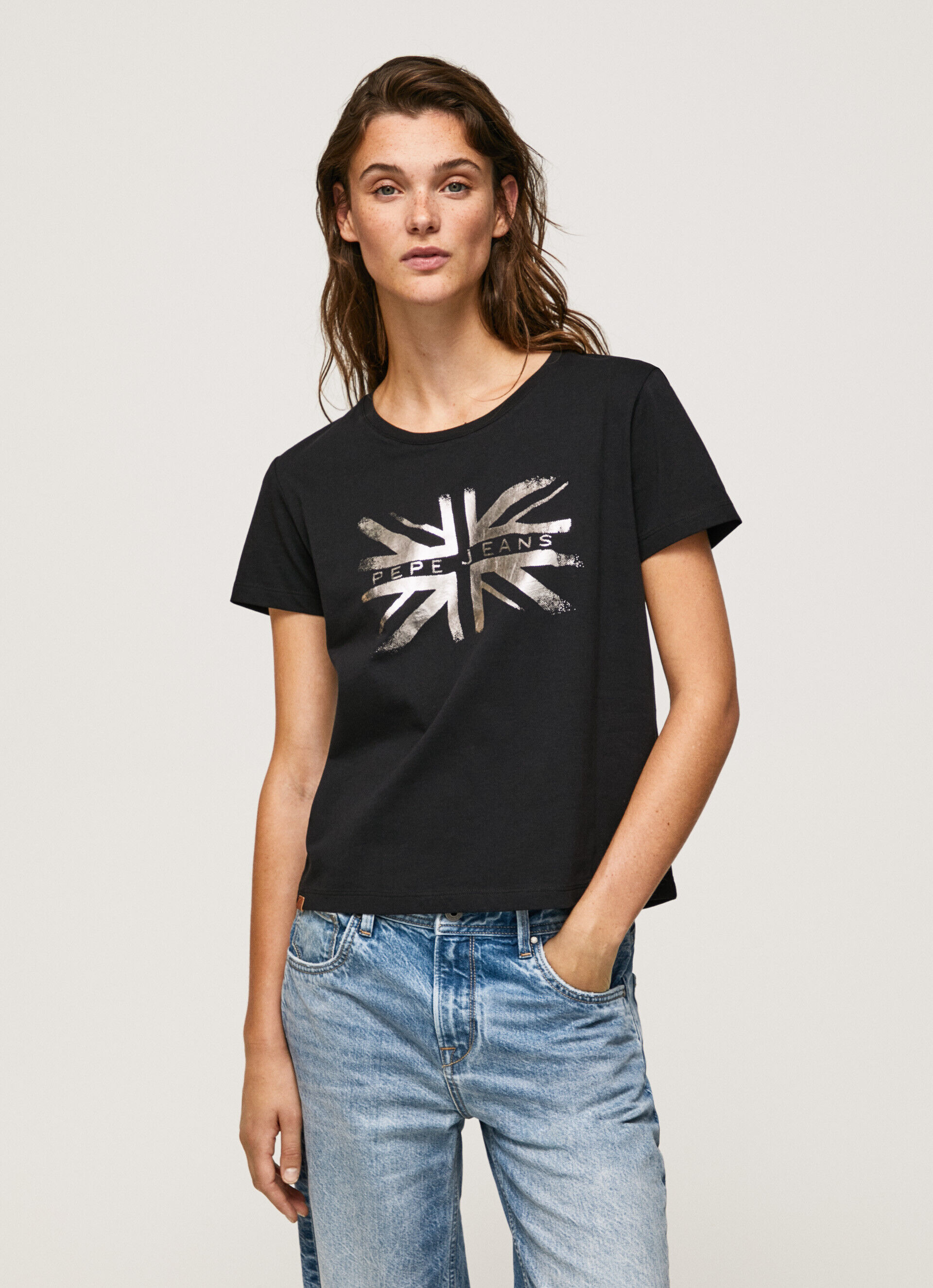 Camiseta de algodão com logo metálico - preta
