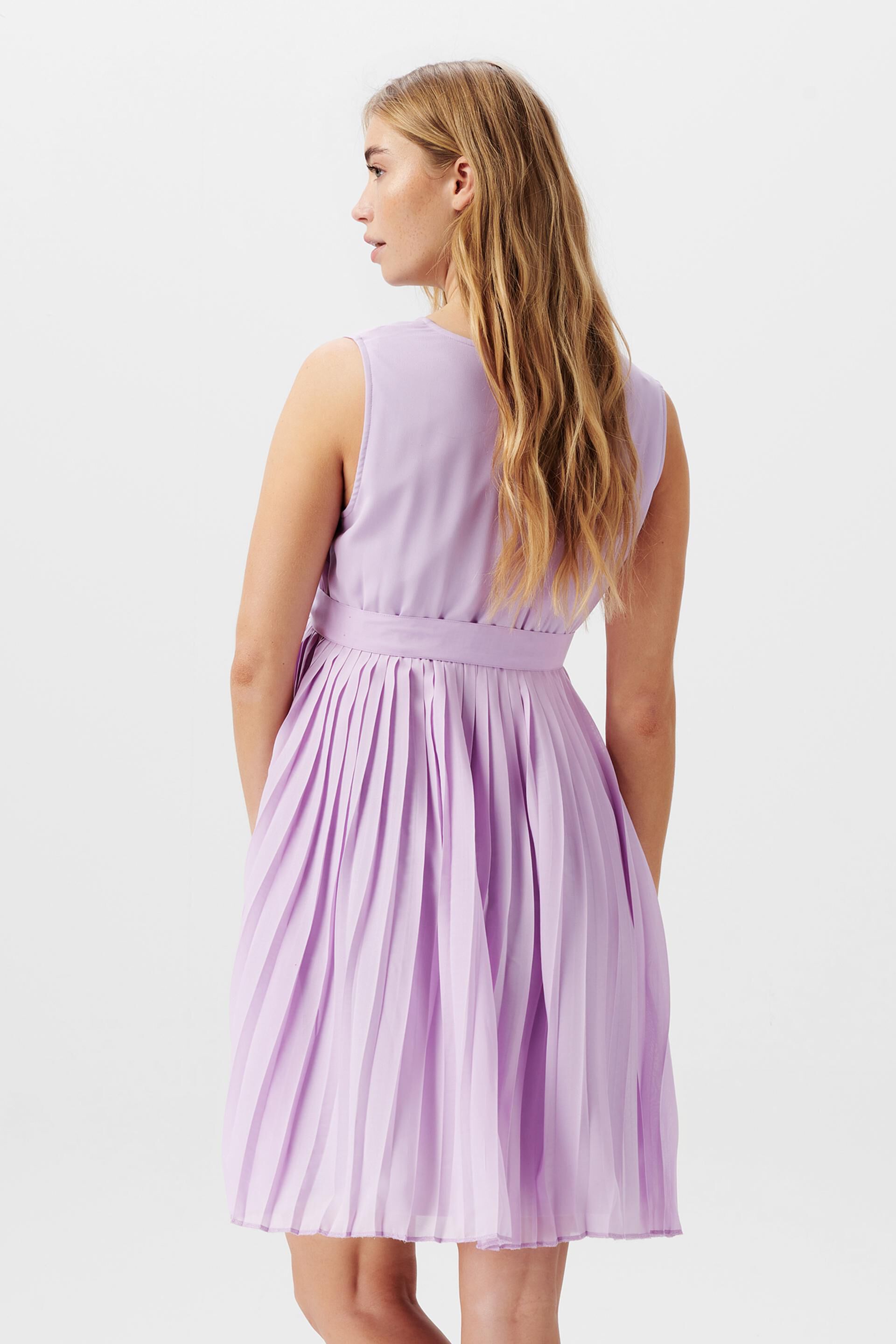 Robe plissée dotée d’une ceinture à nouer