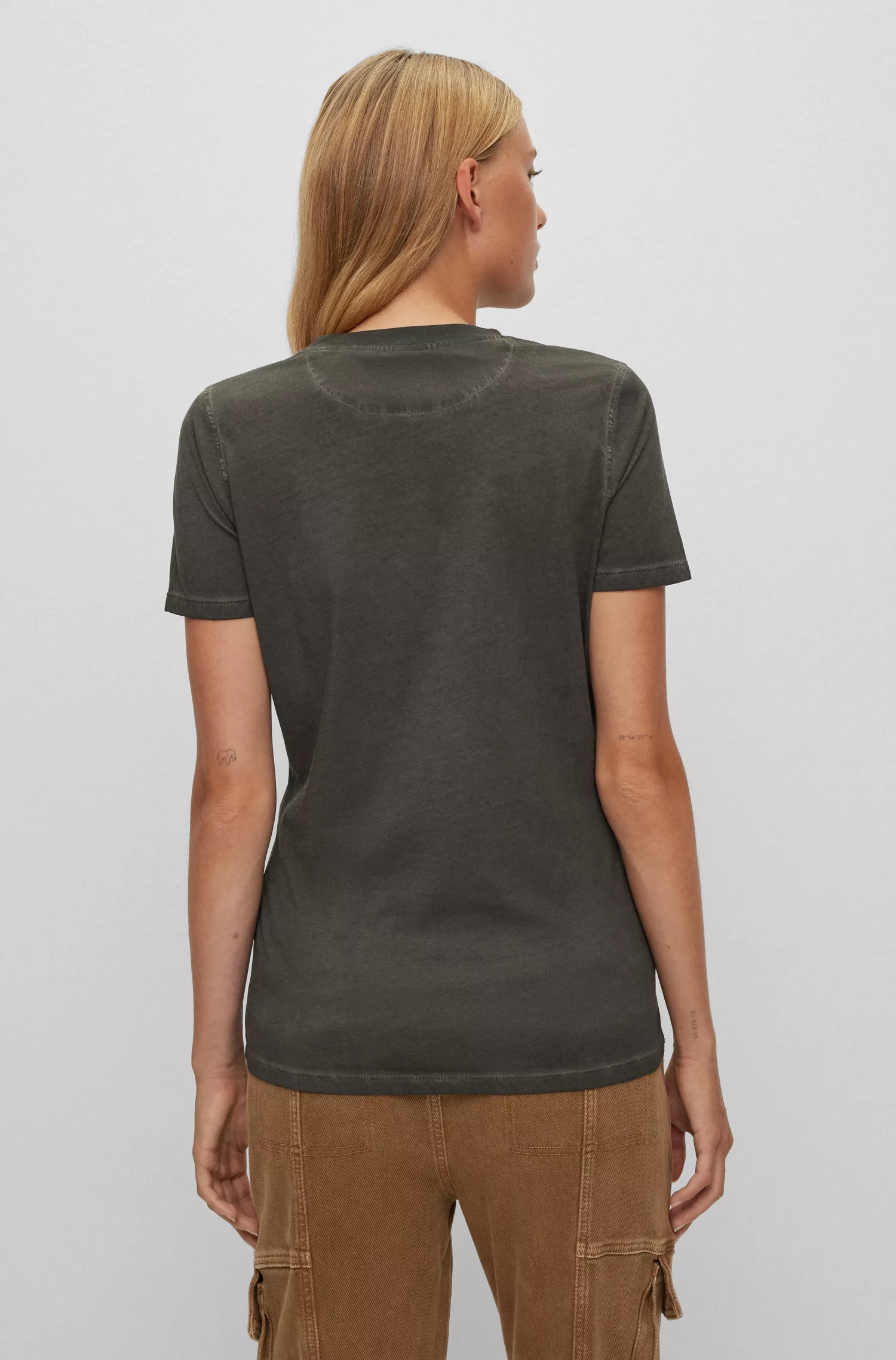 Camiseta BOSS laranja, corte slim, em algodão com logotipo bordado.