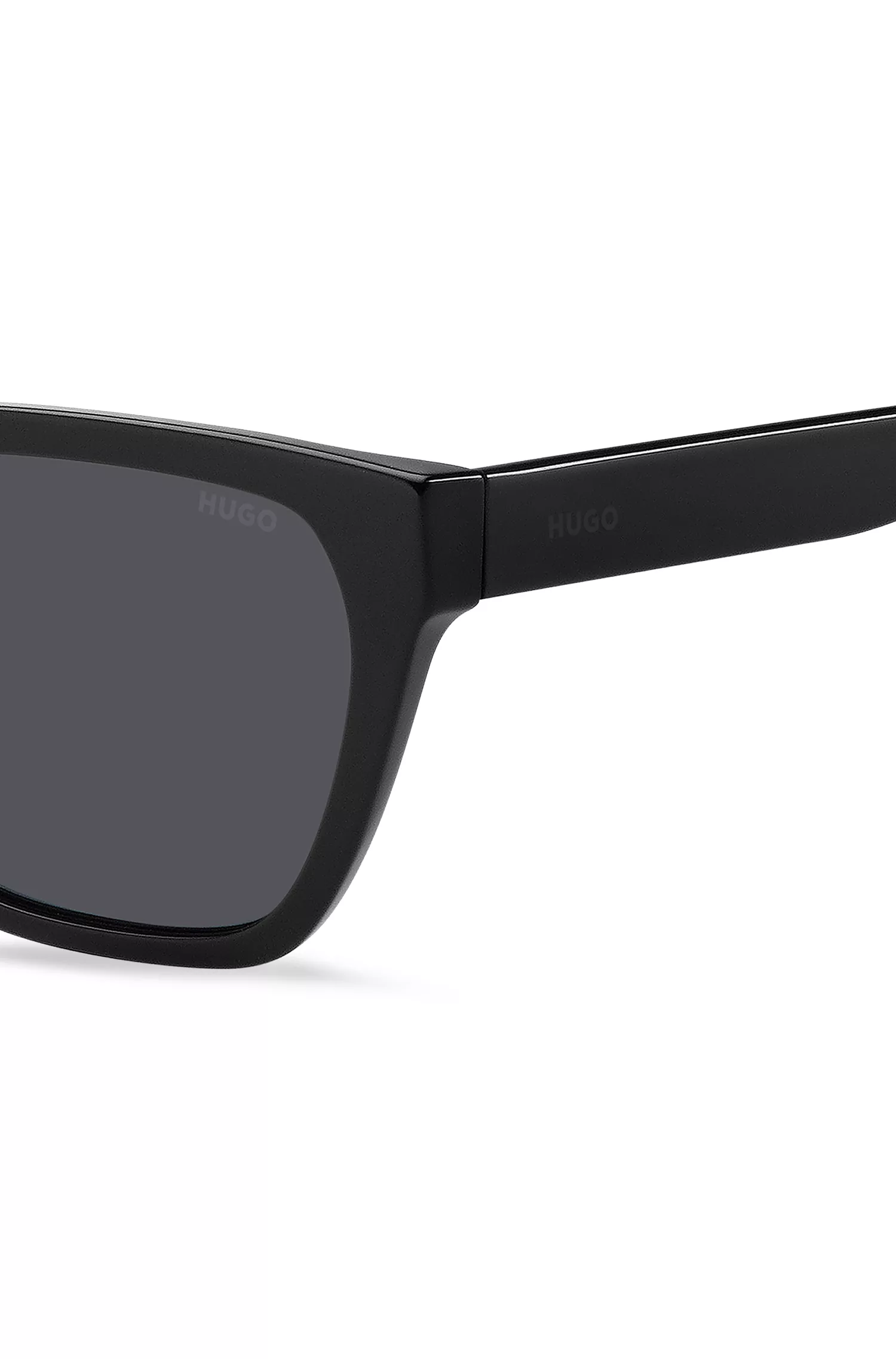 Óculos de sol HUGO em acetato vermelho e preto com hastes personalizadas.