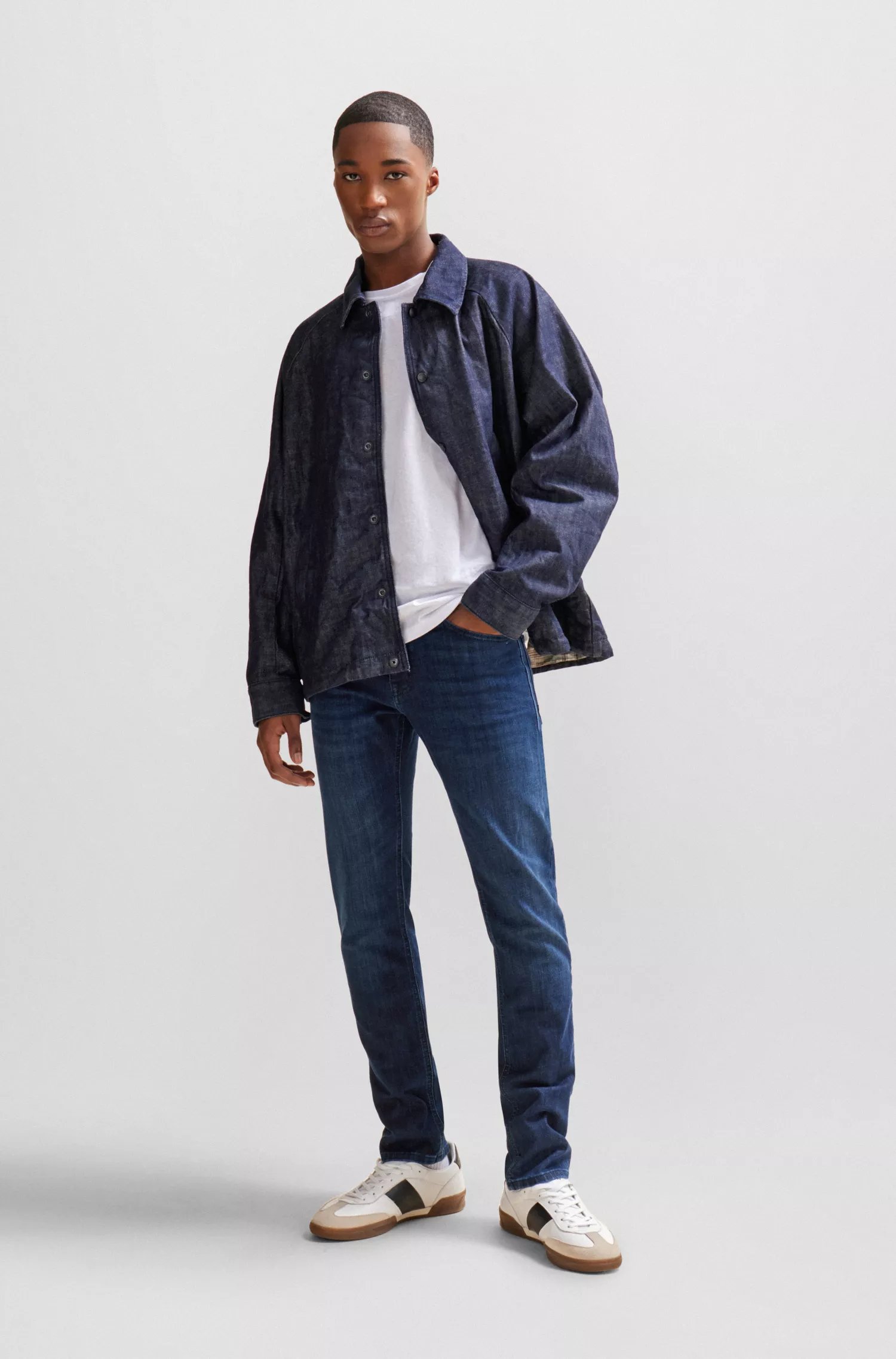 Calça jeans BOSS laranja, corte slim, em denim super elástico azul.