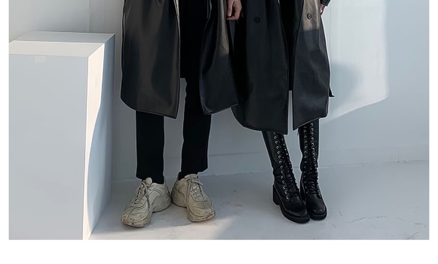 mopagrati - Dubbele rij knopen van imitatieleer met inkepingen en revers, lange trenchcoat