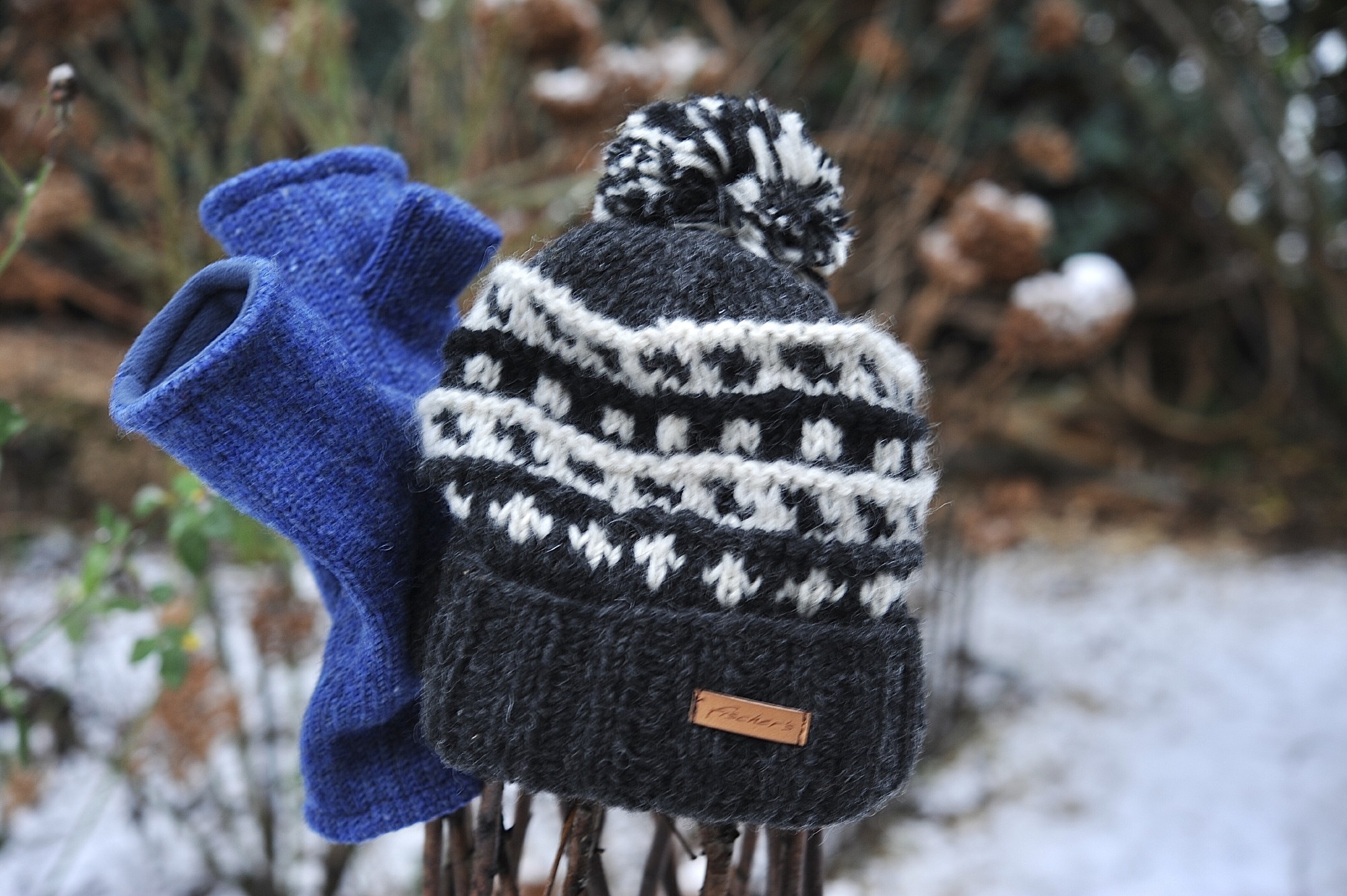 Handgestrickte Mütze mit Pompon, grau, weiß günstig bestellen
