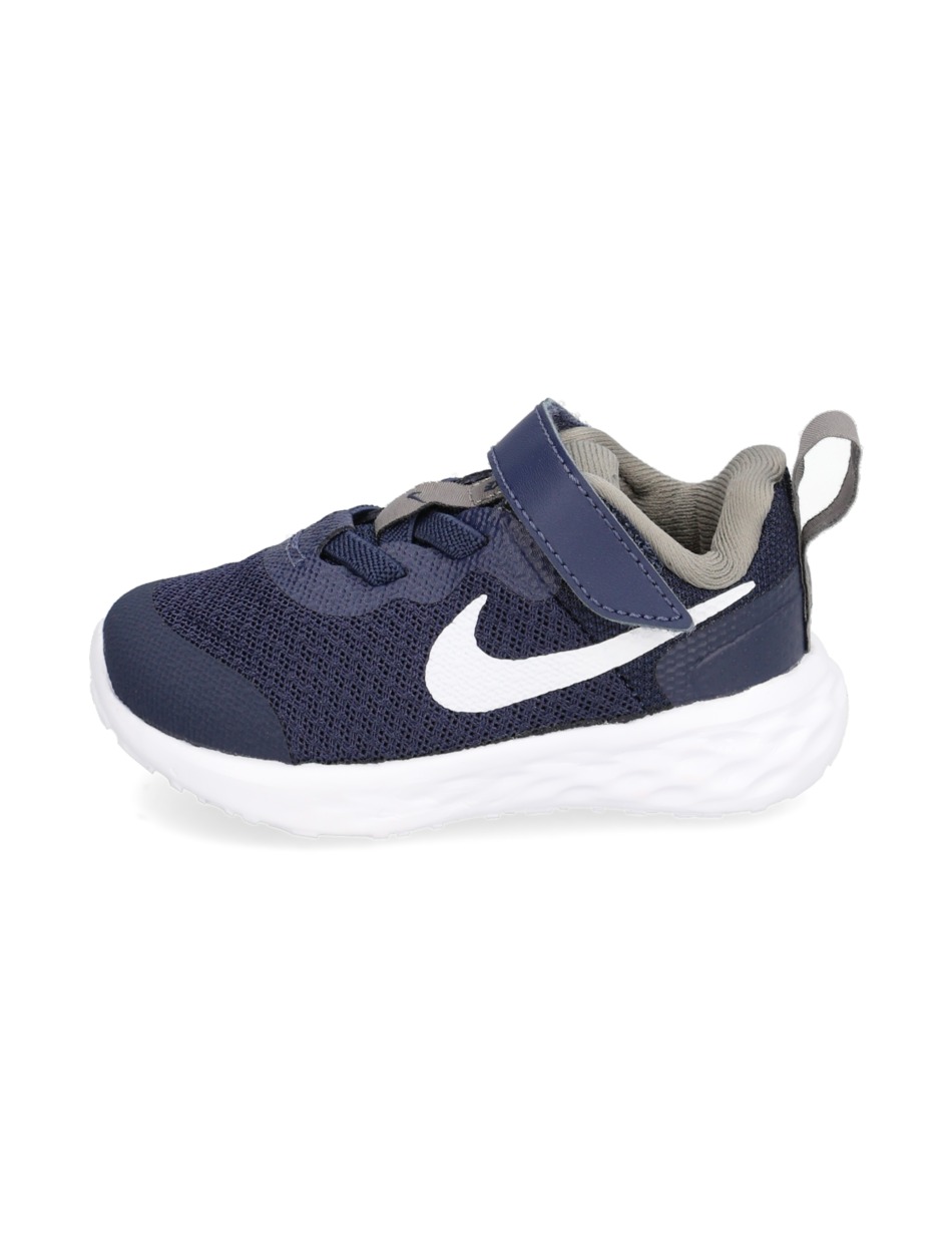 Nike Revolution 6