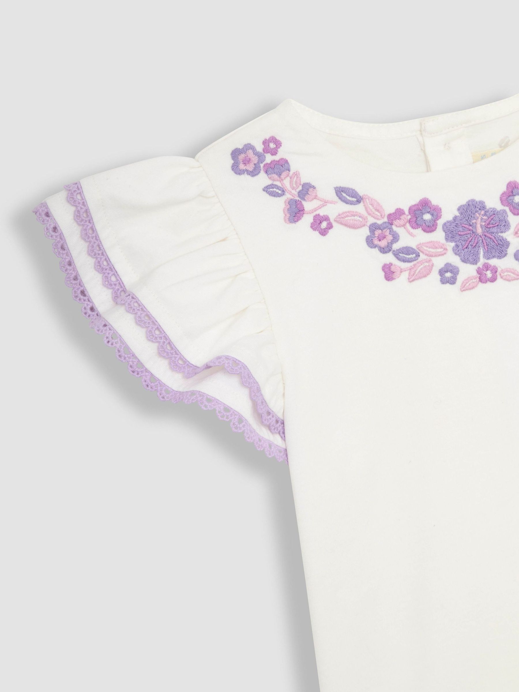 JoJo Maman Bébé - 2-delige set van T-shirt met dubbele ruches op de mouwen en short met borduursel