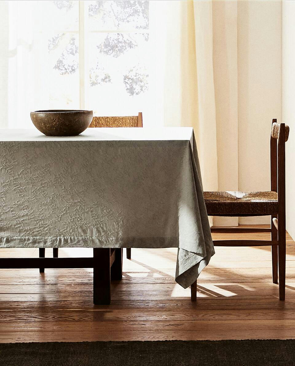 TOALHA DE MESA COM FOLHAS DE JACQUARD