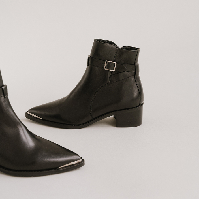 Boots à bouts pointus  en cuir noir