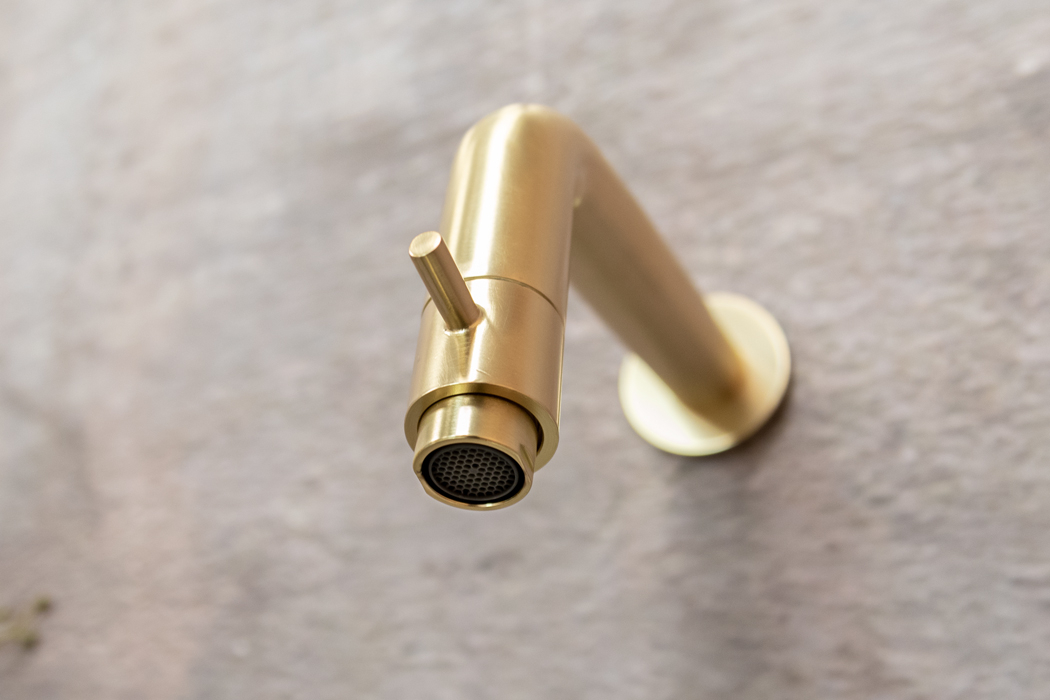 Saniclear Seba fonteinset met bruin eiken plank, grijze terrazzo waskom en gouden kraan voor in het toilet