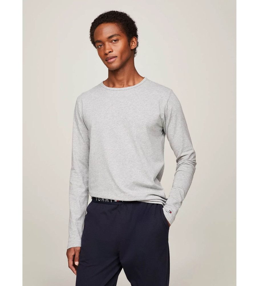 Conjunto de 3 camisetas de manga comprida Tommy Hilfiger nas cores cinza, branca e preta.