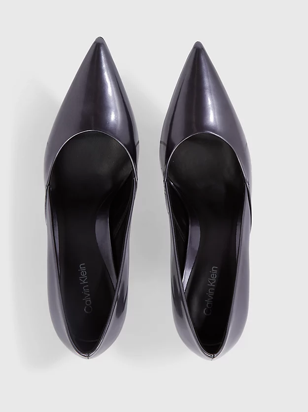 Sapatos de couro com salto agulha