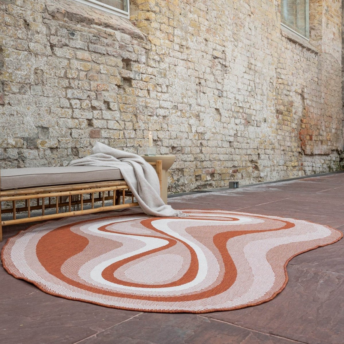 Interieur05 Organisch gevormd buitenkleed Loop Stone Roest