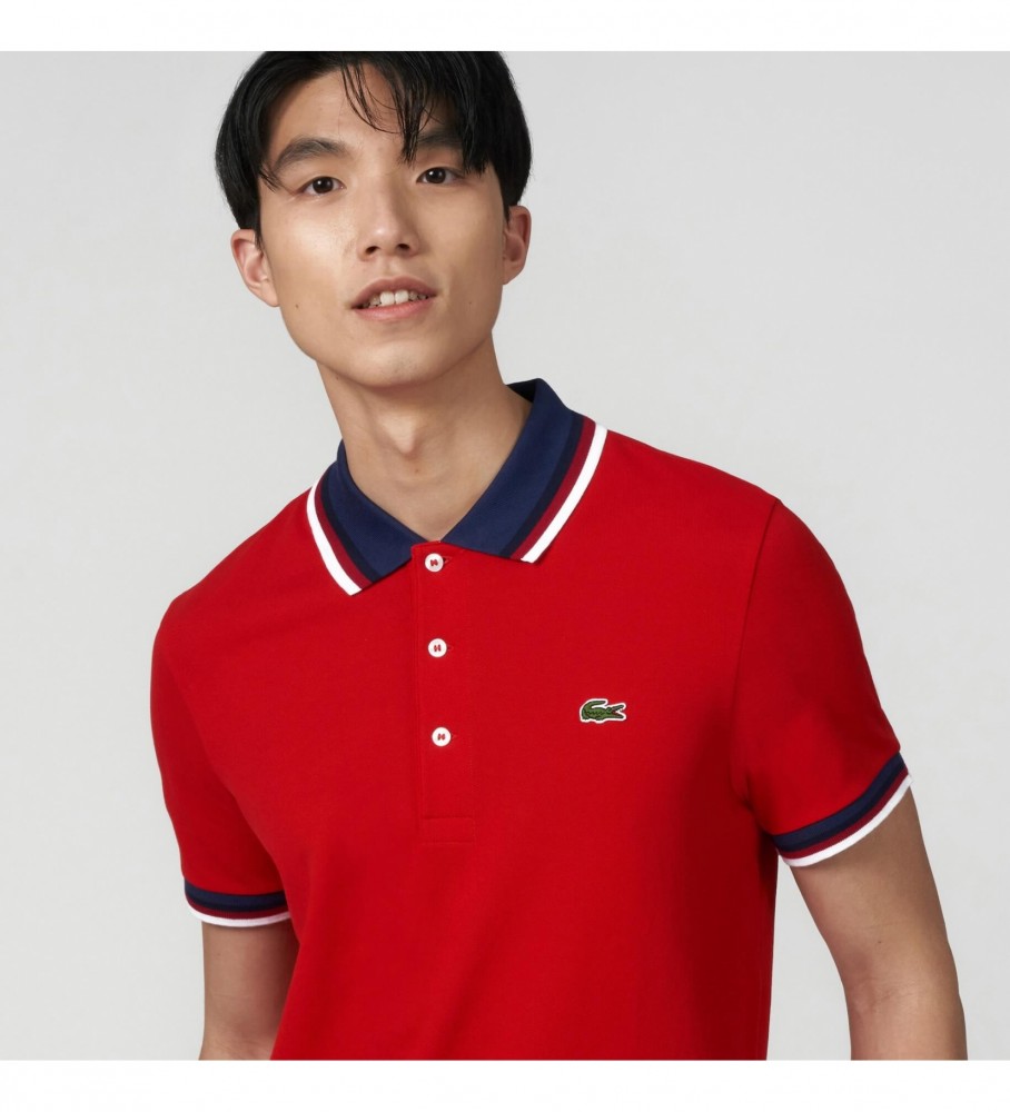 Polo masculina Lacoste de corte regular em piqué de algodão elástico com gola vermelha contrastante.