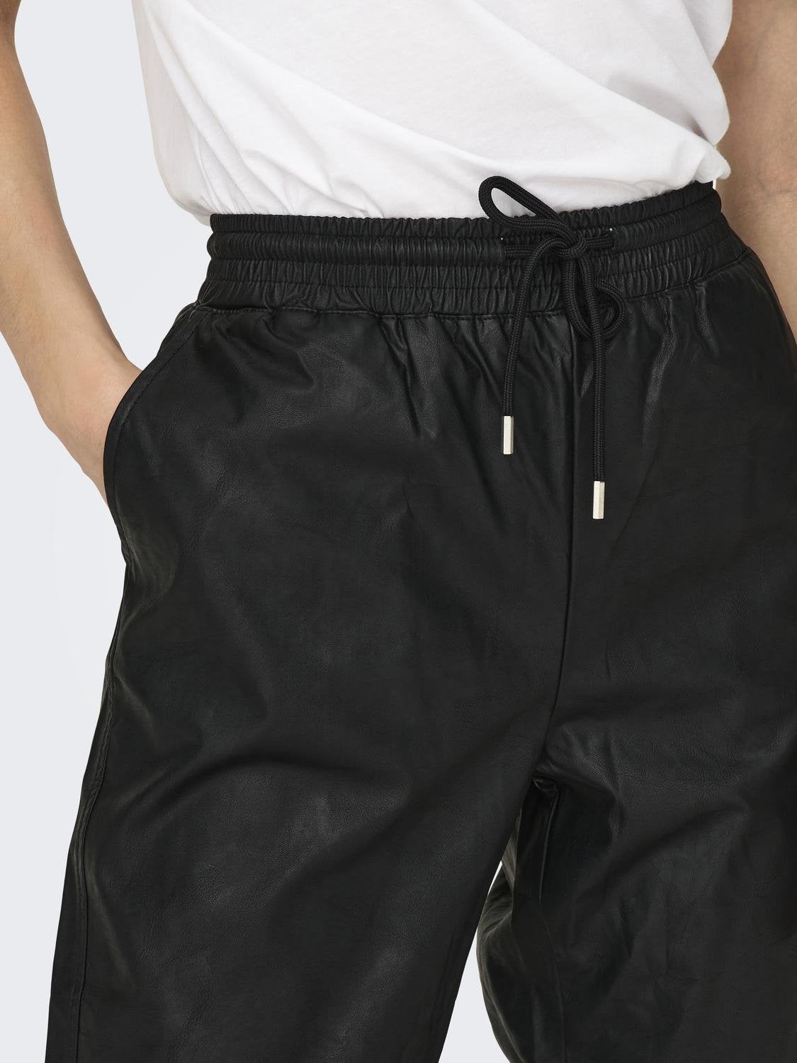ONLMADY Mittlere Taille Normal geschnitten Hose in Lederoptik Black