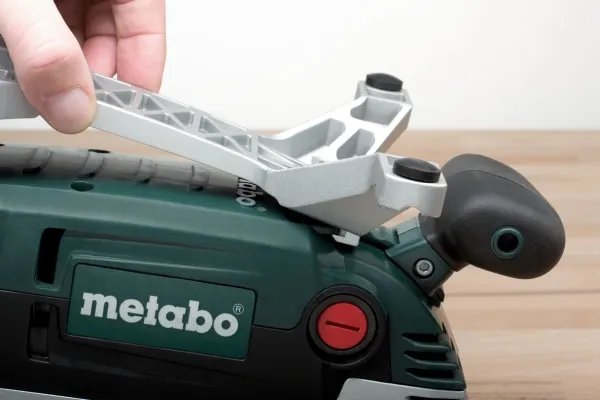 Metabo BAE 75. slibemaskine type: båndsliber, støvbeholder type: støvpose. effekt: 1010 W. vægt: 4,7 kg, slibeplade størrelse (BxD): 75 x 533 mm, slibeplade fastspændingssystem: 85 x 150 mm (600375000)