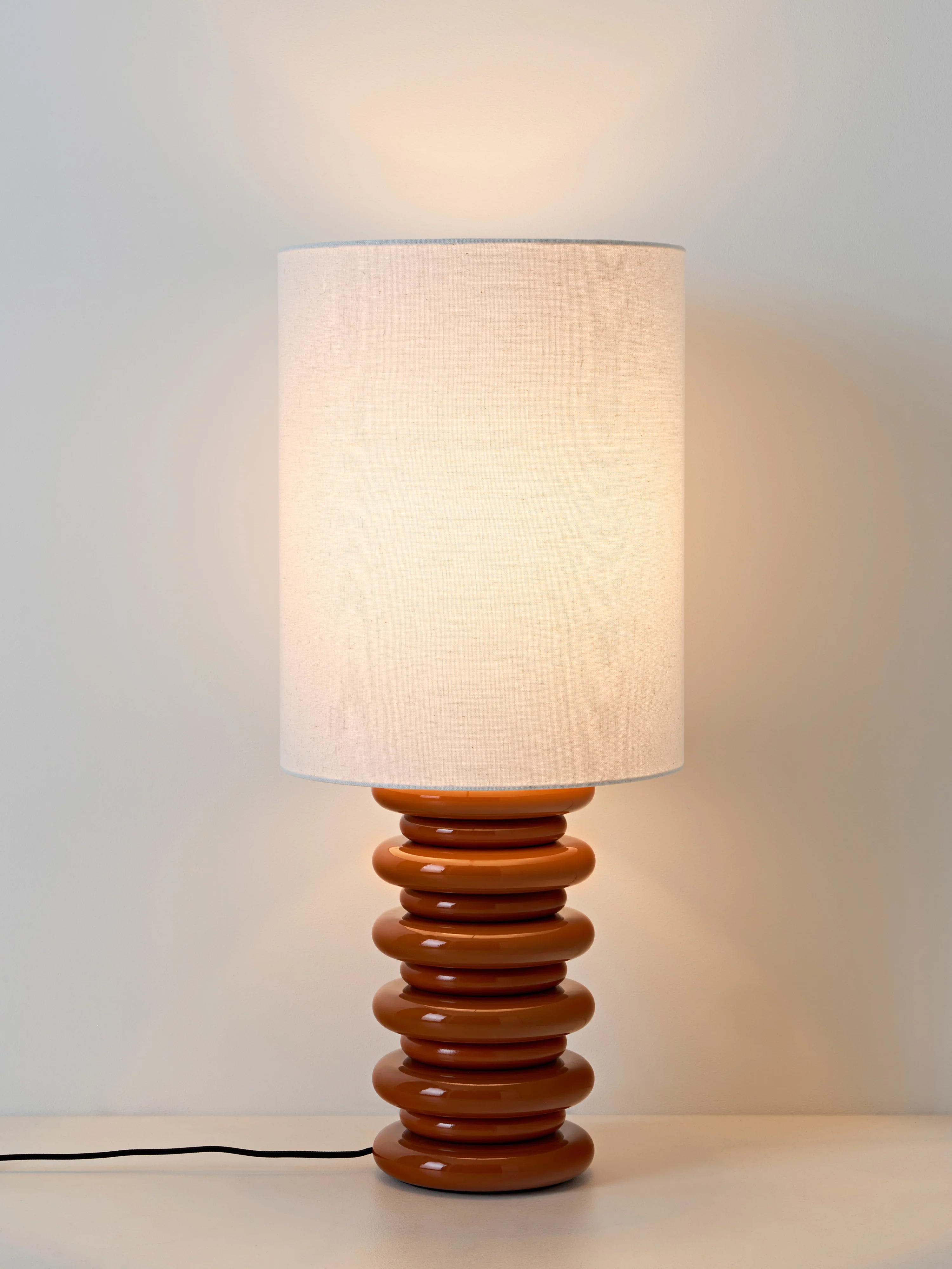 Grote tafellamp Nicolas met houten voet