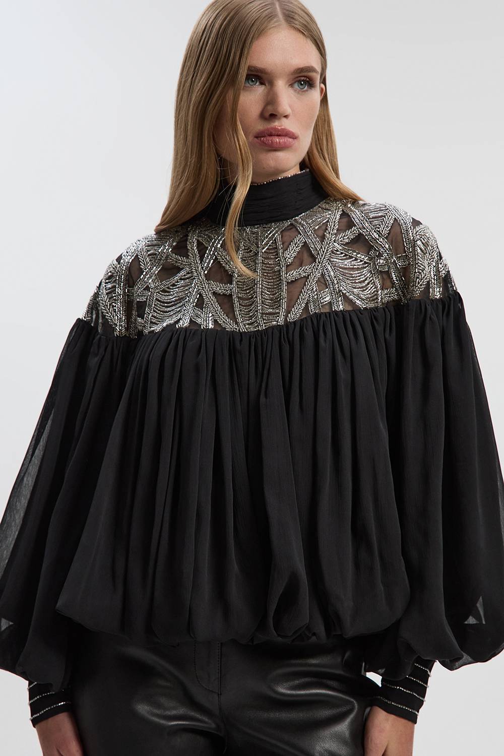 KarenMillen Blouse Dramatique Tissée à Détail Cape Ajourée Ornée de Cristaux