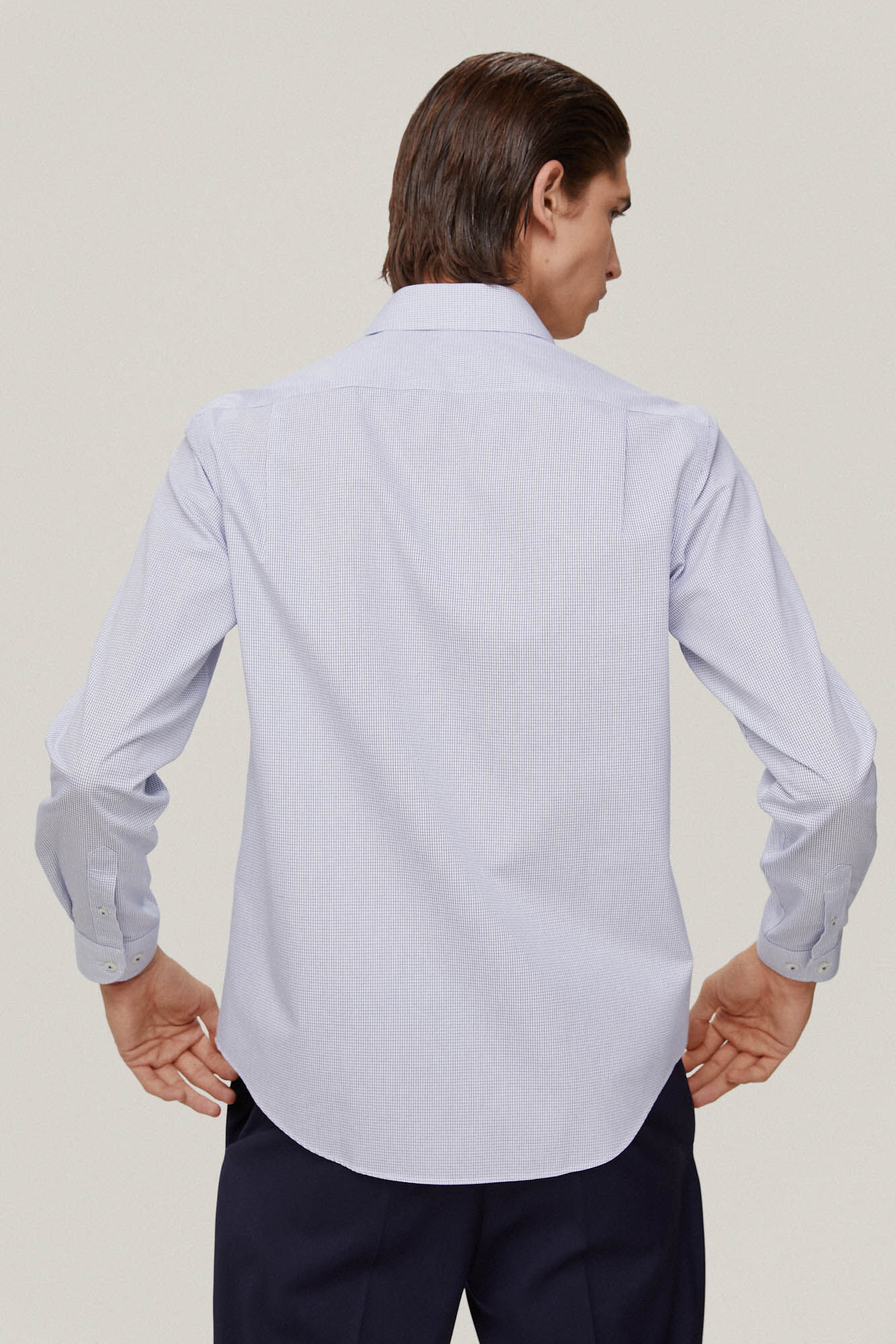 Camisa social xadrez azul, que não precisa passar e é resistente a manchas.
