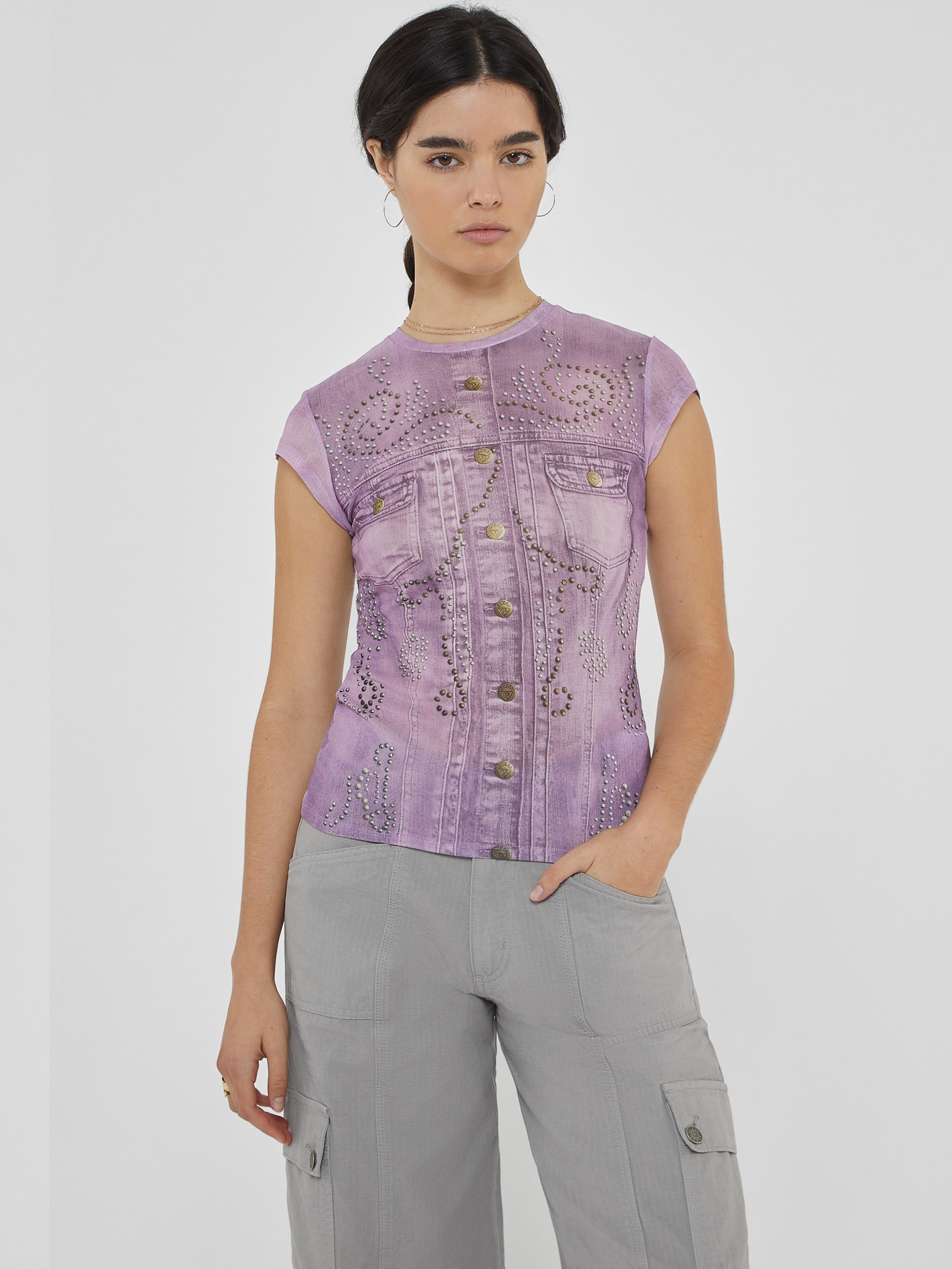 Blusa GUESS Originals com estampa de tachas e detalhes em jeans.
