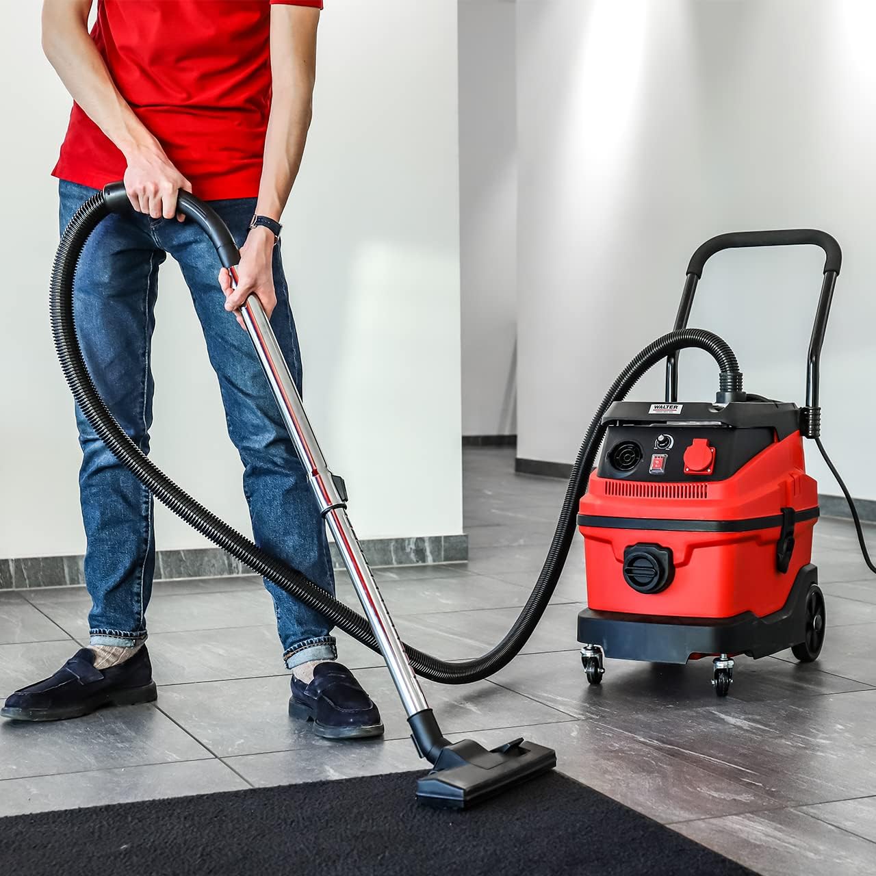 Walter 3-in-1 Multifunktionssauger 30 L, 1600 W, mit Wasserfilter und HEPA-Filter, für Staub-, Nasssaugen und Luftblasen, inkl. umfangreichem Zubehör, rot/schwarz