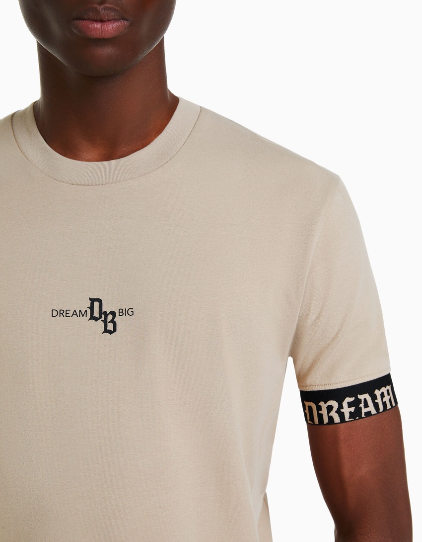 Camiseta de manga curta com modelagem justa e detalhe listrado.
