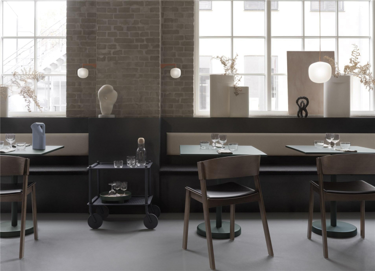 Muuto Linear Steel tuintafel 70x70x73 Burnt Orange