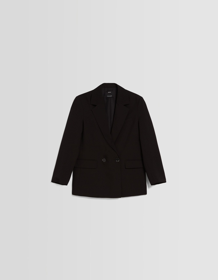 Blazer feminino de corte regular e abotoamento duplo.