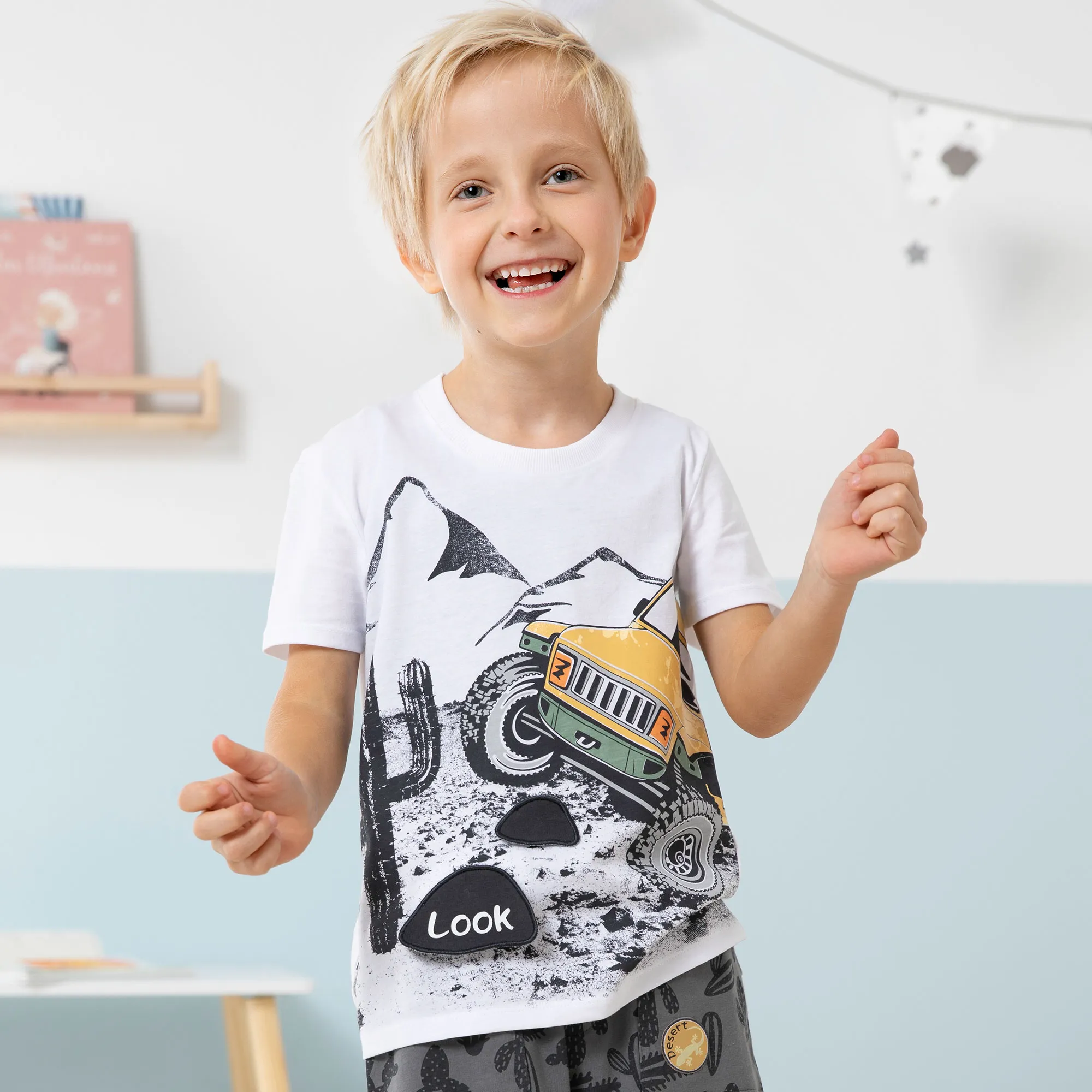 Jungen-T-Shirt mit Geländewagen-Frontaufdruck