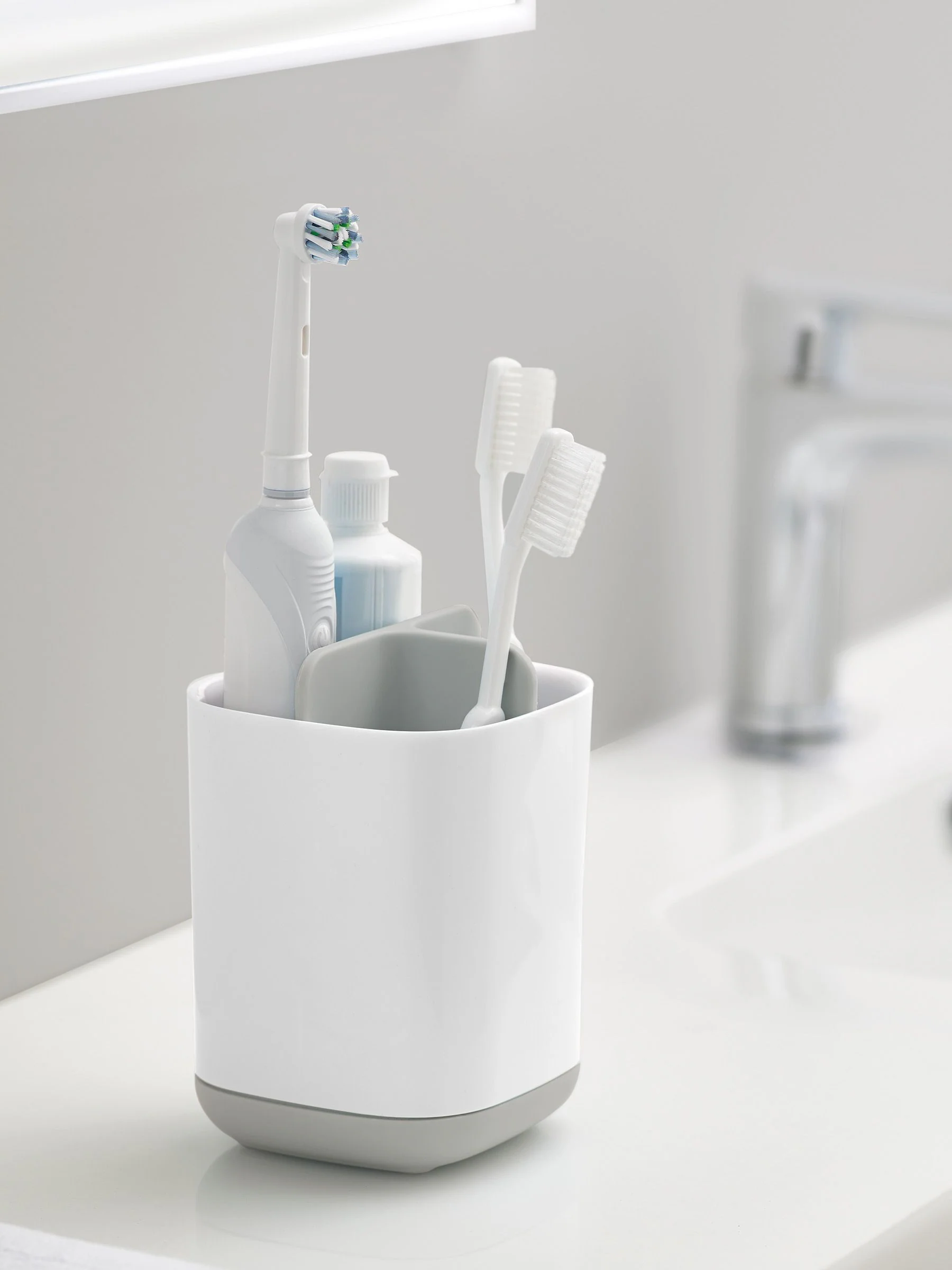 Joseph® Joseph - EasyStore tandenborstelhouder in wit en grijs