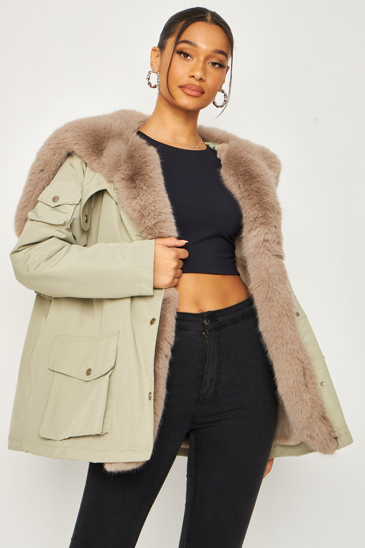 Parka verte fourrée avec col fausse fourrure