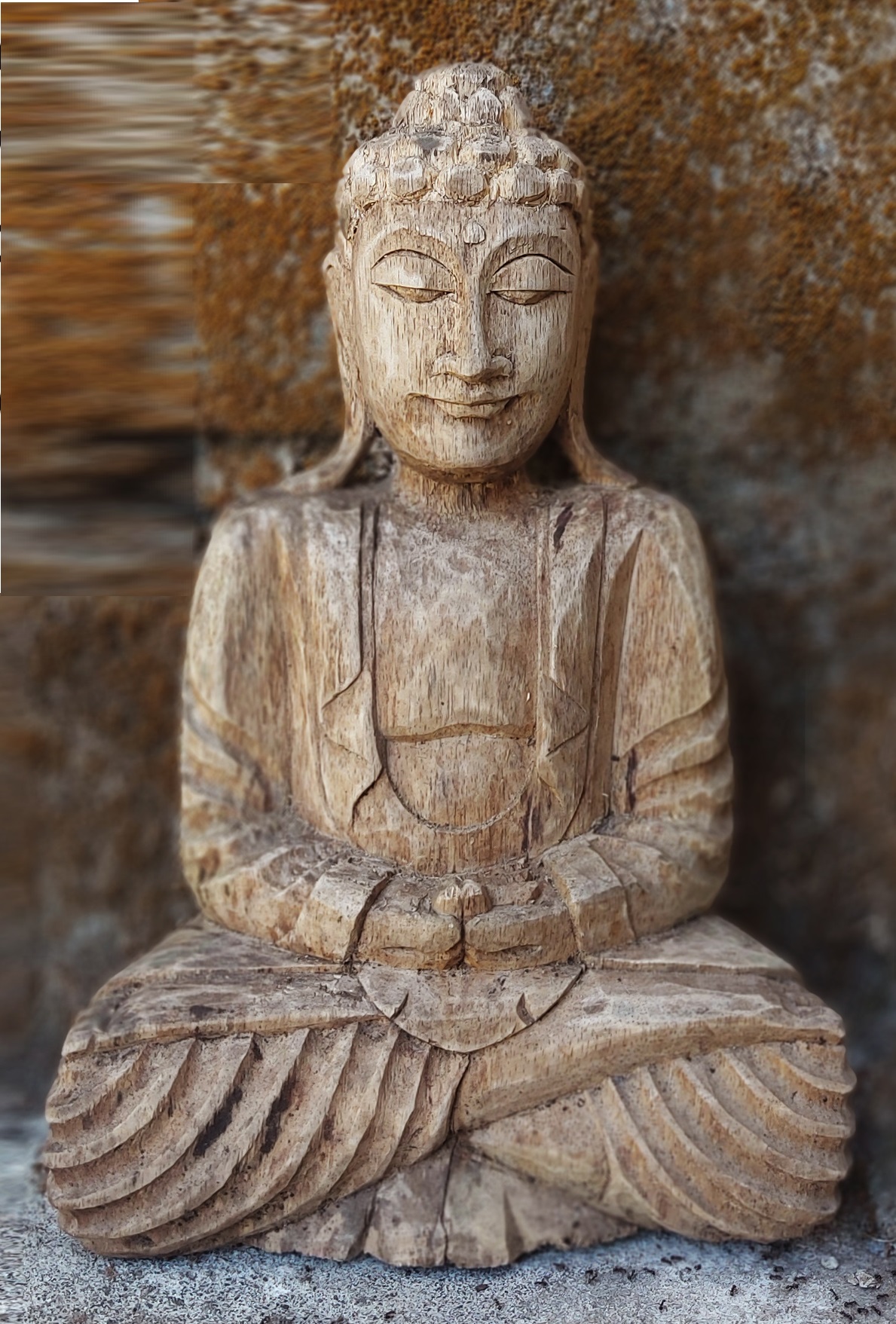 Handgeschnitzte Skulptur 'Buddha' sitzend, antik-natur, B 20 cm, H 30 cm, T 10 cm von fischer's lagerhaus