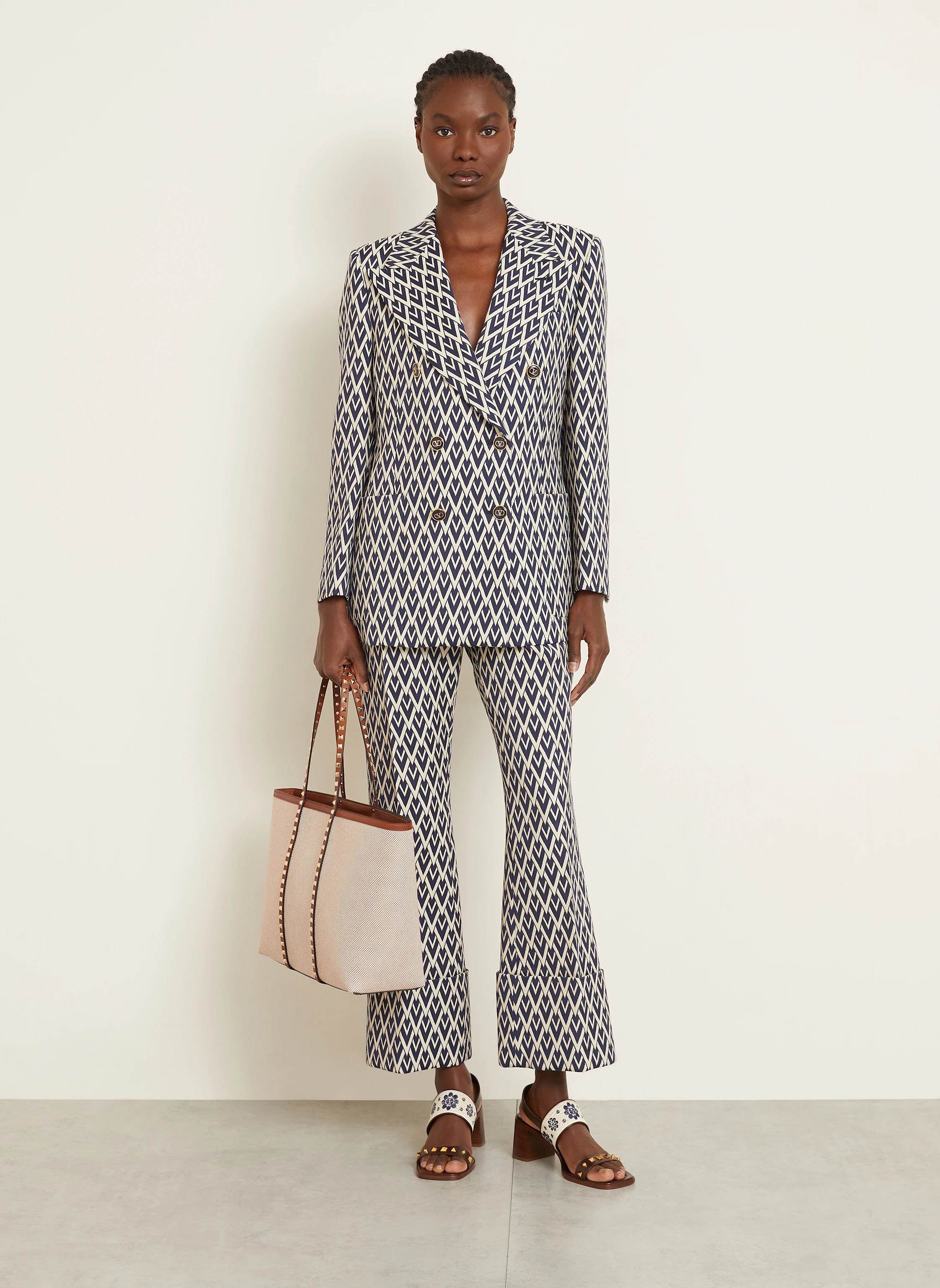 VALENTINO GARAVANI Shopper ROCKSTUD mit Pouch und Nieten
