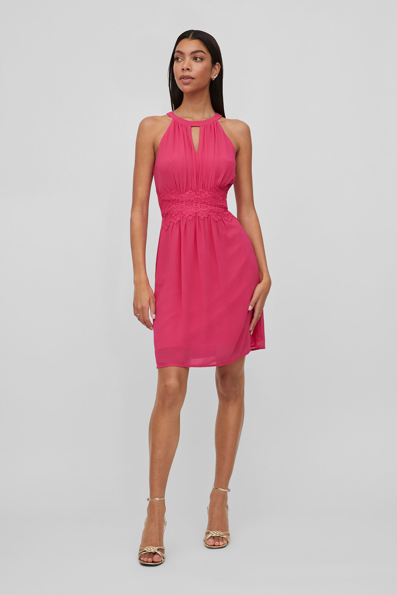 vestido curto com decote halter